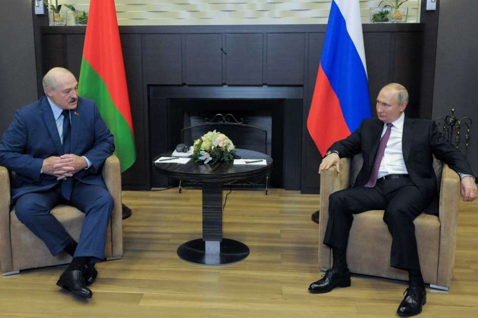 Tổng thống Lukashenko (trái) và Tổng thống Putin trong cuộc gặp ngày 28/5 ở thành phố miền Nam Sochi của Nga. Ảnh: AP