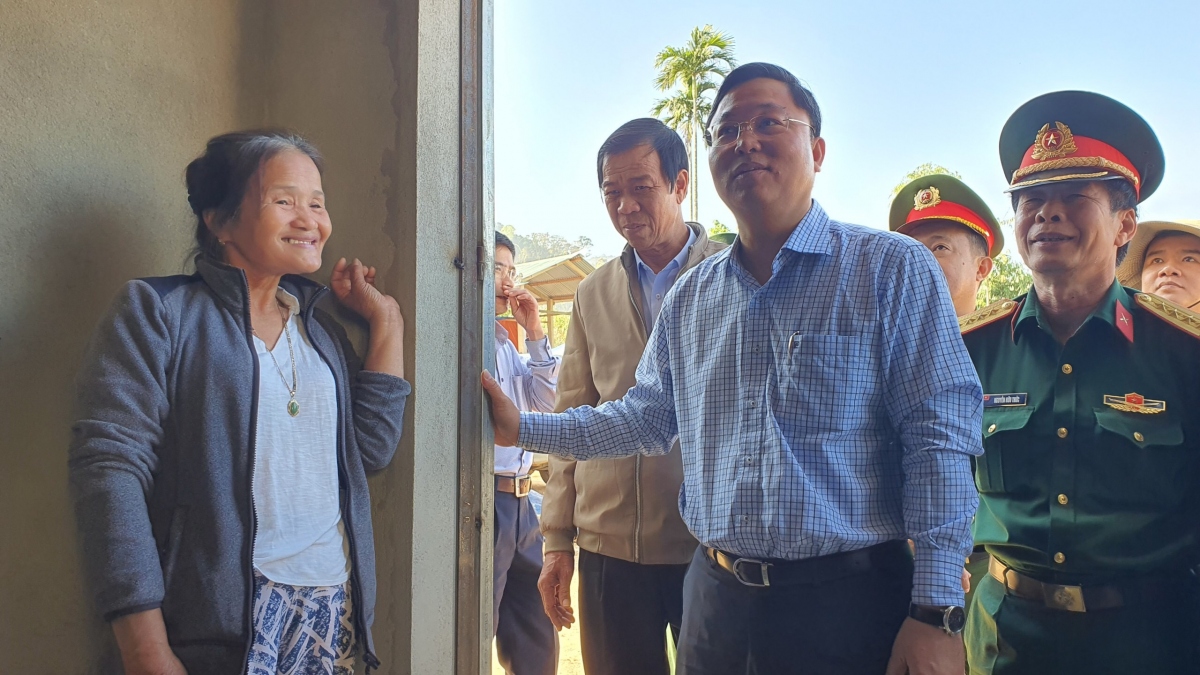 Ông Lê Trí Thanh, Chủ tịch UBND tỉnh Quảng Nam (áo xanh) động viên bà con vùng sạt lở ổn định cuộc sống sau thiên tai.