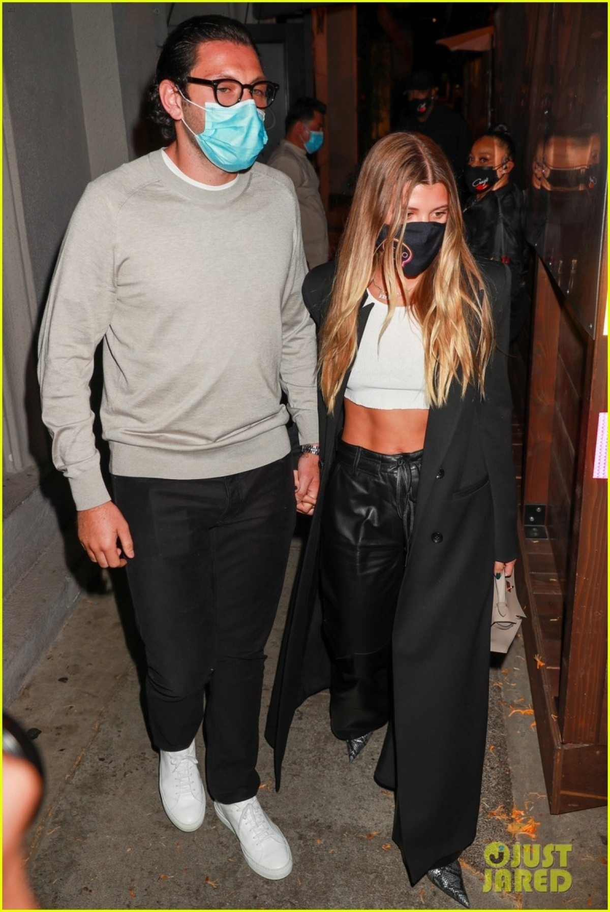 sofia richie dien croptop goi cam, hen ho cung ban trai hon tuoi hinh anh 4