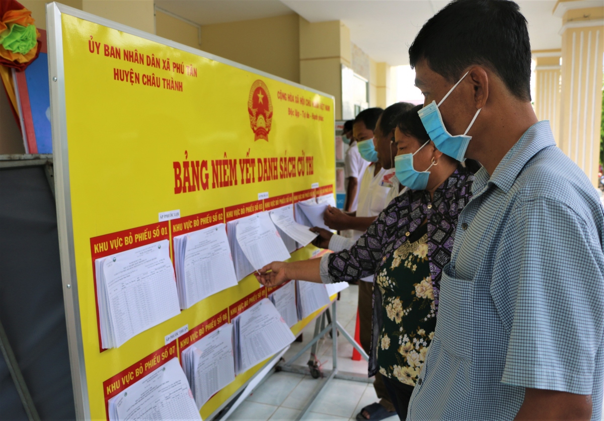 Cử tri xã Phú Tân đến xem thông tin niêm yết danh sách cử tri.