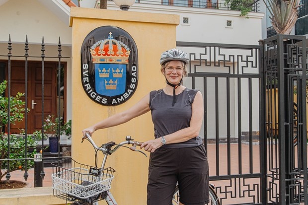 swedish ambassador enjoys cycling to work on made-in-vietnam bicycle picture 1