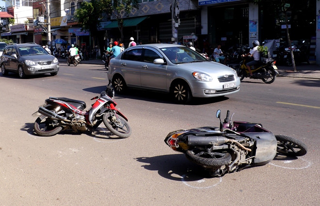 Xe máy mất lái va vào cột điện, 2 cô gái trẻ tử vong | VOV.VN