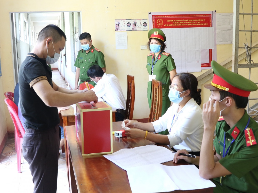 Những cử tri là người bị tam giữ, tạm giam ở Trại tạm giam Công an tỉnh Hà Tĩnh bỏ phiếu bầu cử Quốc hội và HĐND các cấp nhiệm kỳ 2021-2026 tại nơi “đặc biệt”. (Ảnh: CAHT)
