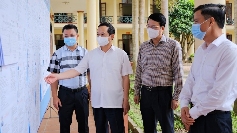 Ông Phạm Hoàng Sơn (thứ hai, bên trái) kiểm tra công tác chuẩn bị bầu cử tại xã Động Đạt, huyện Phú Lương