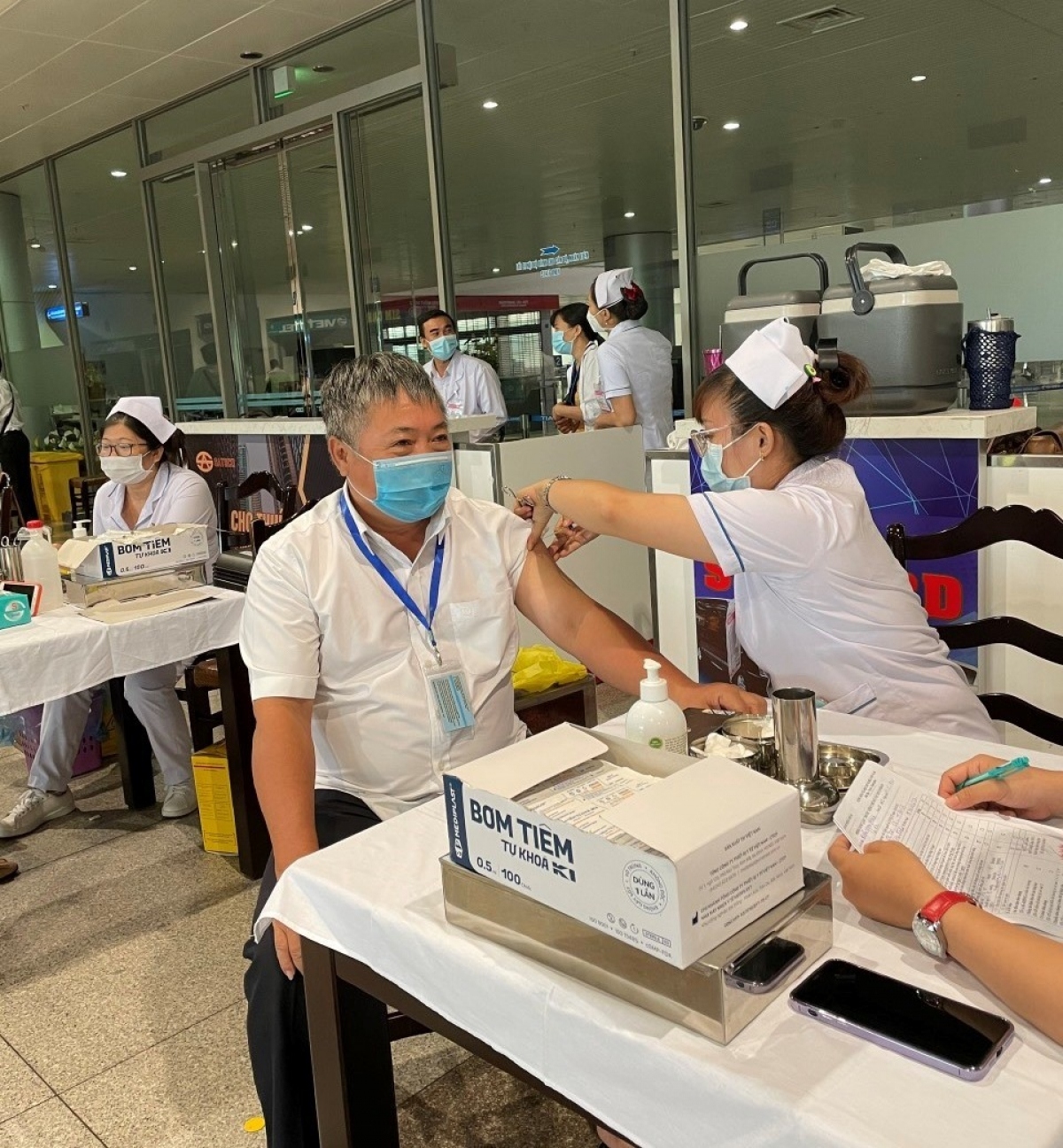 Từ ngày 27/4, hơn 2.000 cán bộ, nhân viên làm việc tại sân bay Tân Sơn Nhất, nhân viên Cảng hàng không Pleiku được đã tiêm vaccine phòng Covid-19.