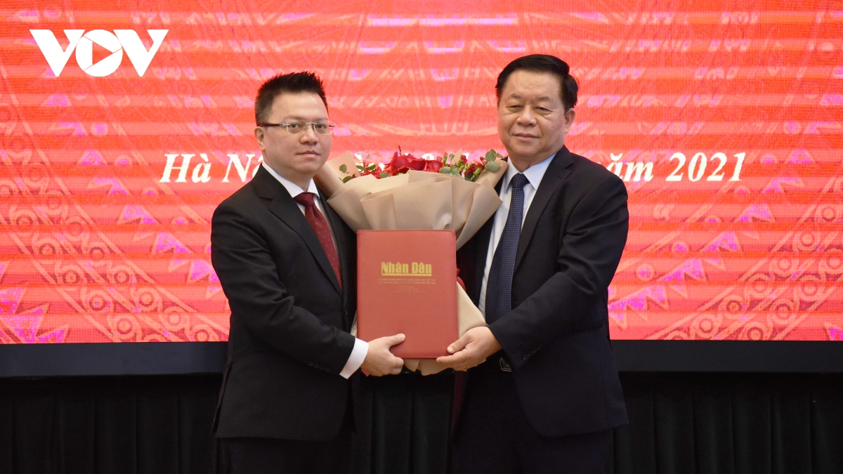 Trưởng Ban Tuyên giáo Trung ương trao quyết định cho ông Lê Quốc Minh