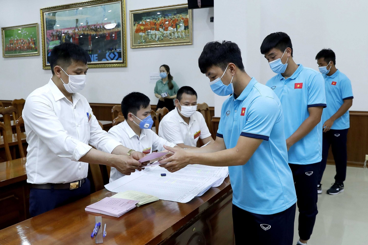 cac cau thu Dt viet nam va u22 viet nam hao hung di bau cu hinh anh 10