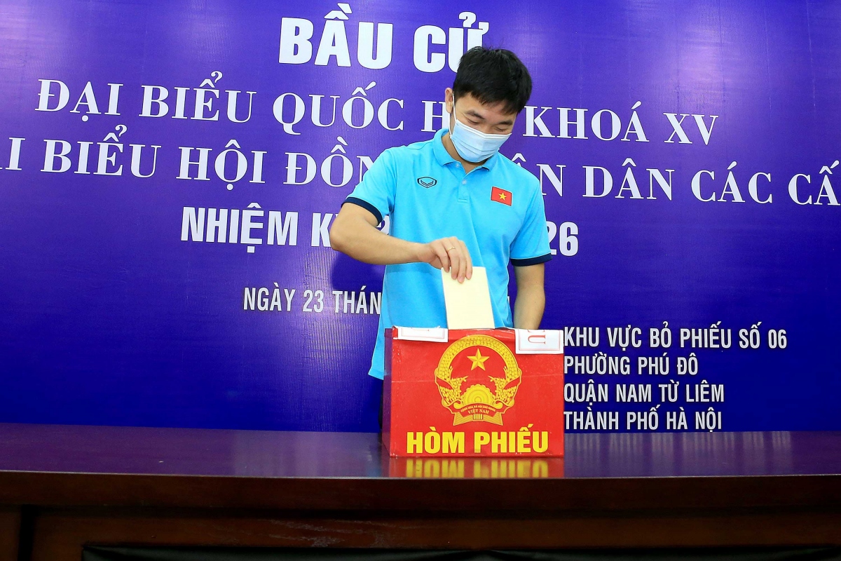 cac cau thu Dt viet nam va u22 viet nam hao hung di bau cu hinh anh 5