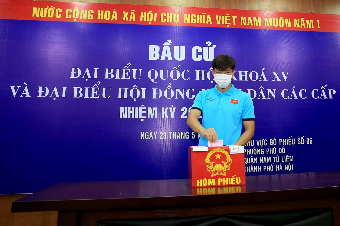 cac cau thu Dt viet nam va u22 viet nam hao hung di bau cu hinh anh 1