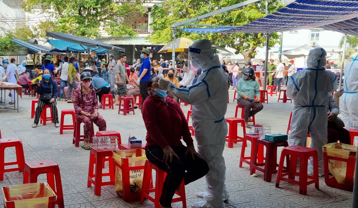  Tiểu thương và người dân xếp hàng đợi lấy mẫu xét nghiệm