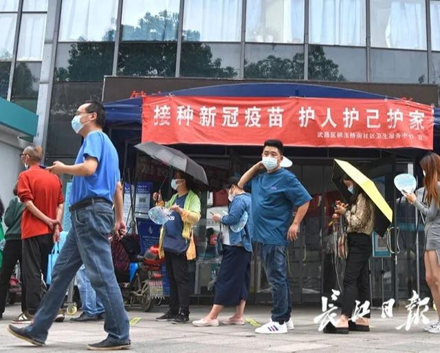 Người dân xếp hàng đi tiêm vaccine Covid-19 ở quận Vũ Xương, thành phố Vũ Hán. Ảnh: Nhật báo Trường Giang