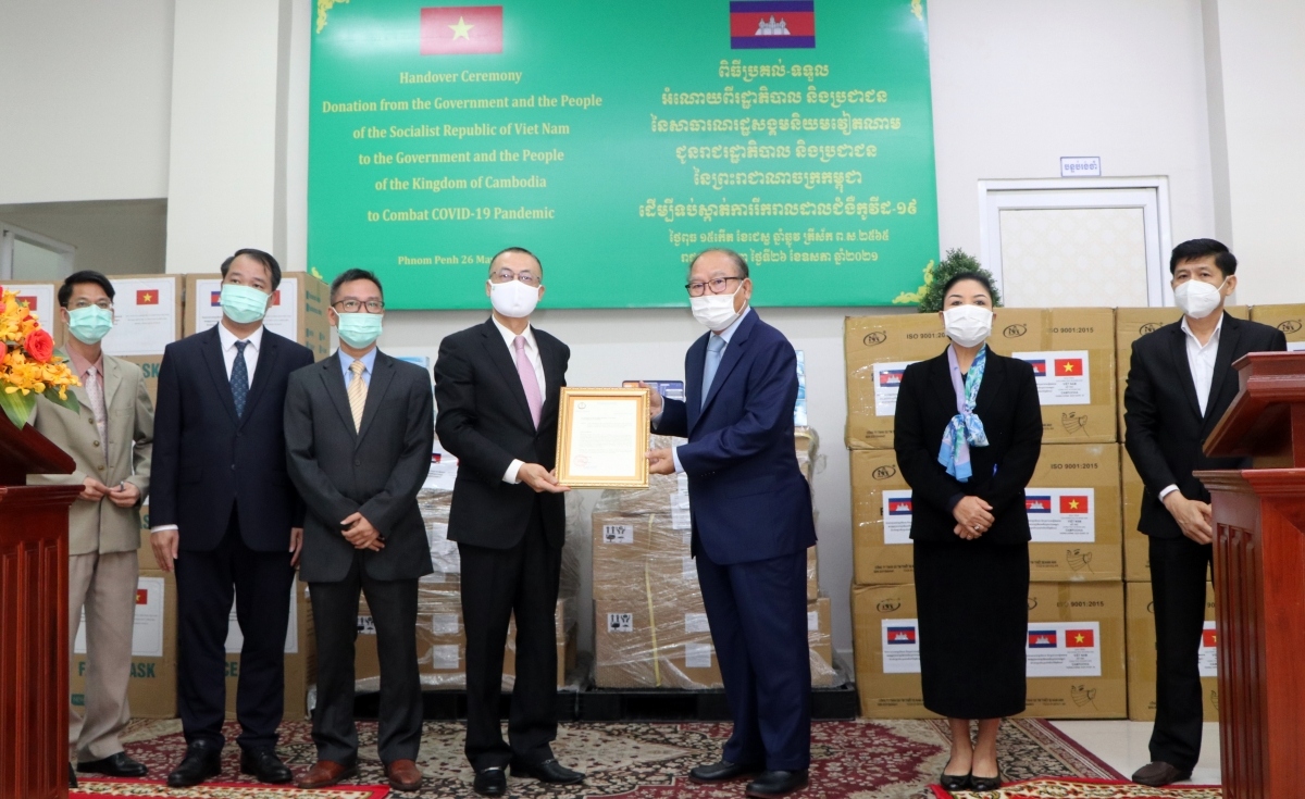 vietnam presents covid-19 medical supplies to cambodia picture 1