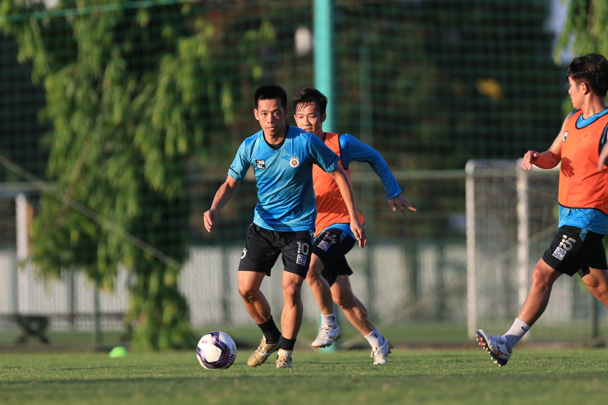 ha noi fc ren quan duoi troi nang nong, cho v-league 2021 tro lai hinh anh 1