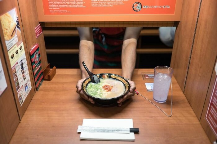Ở Nhật Bản, một số nhà hàng sẽ mang đến cho bạn một sự riêng tư hoàn hảo, bạn ngồi trong một góc kín, nơi không ai có thể nhìn thấy bạn. Đồ ăn được phục vụ qua khe cửa và bạn thậm chí không nhìn thấy mặt người phục vụ.