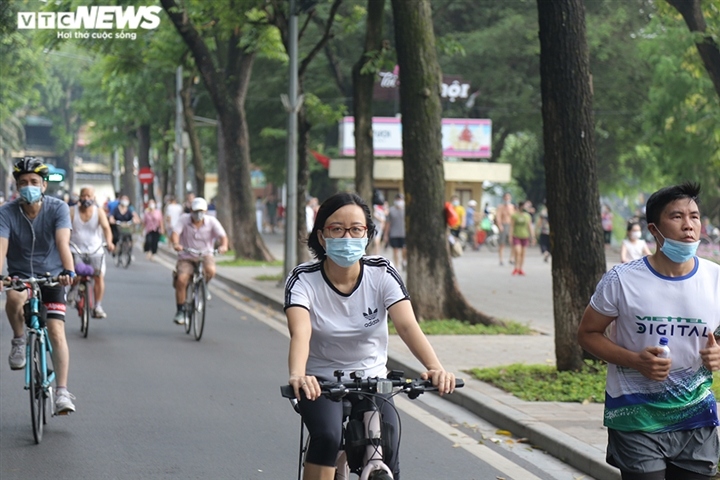 hanoians abide by anti-pandemic measures as outdoor activities resumed picture 10 hanoians abide by anti-pandemic measures as outdoor activities resumed picture 10