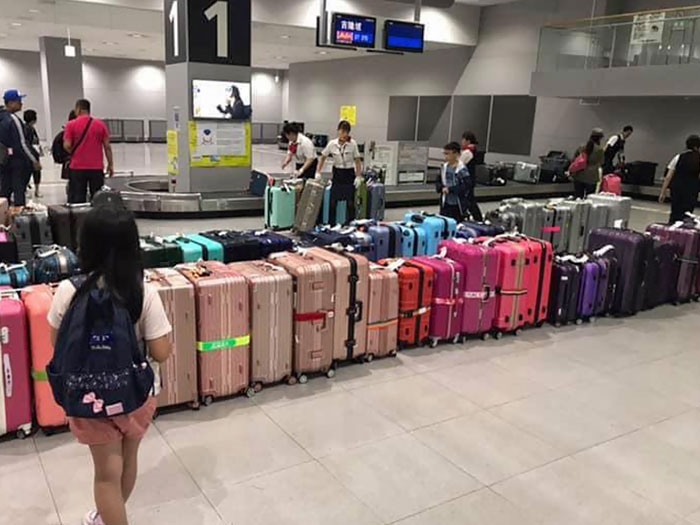 Tại các sân bay Nhật Bản, nhân viên xử lý hành lý sắp xếp hành lý theo màu sắc để bạn dễ dàng tìm thấy hành lý của mình hơn.