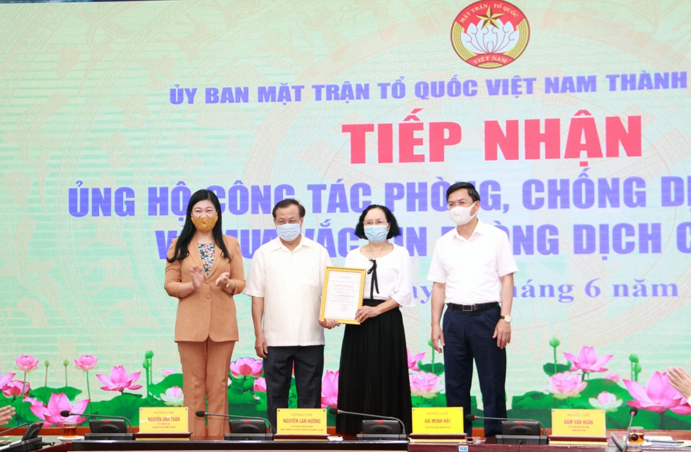 ha noi tiep nhan hon 20 ty dong ung ho mua vaccine covid-19 hinh anh 1