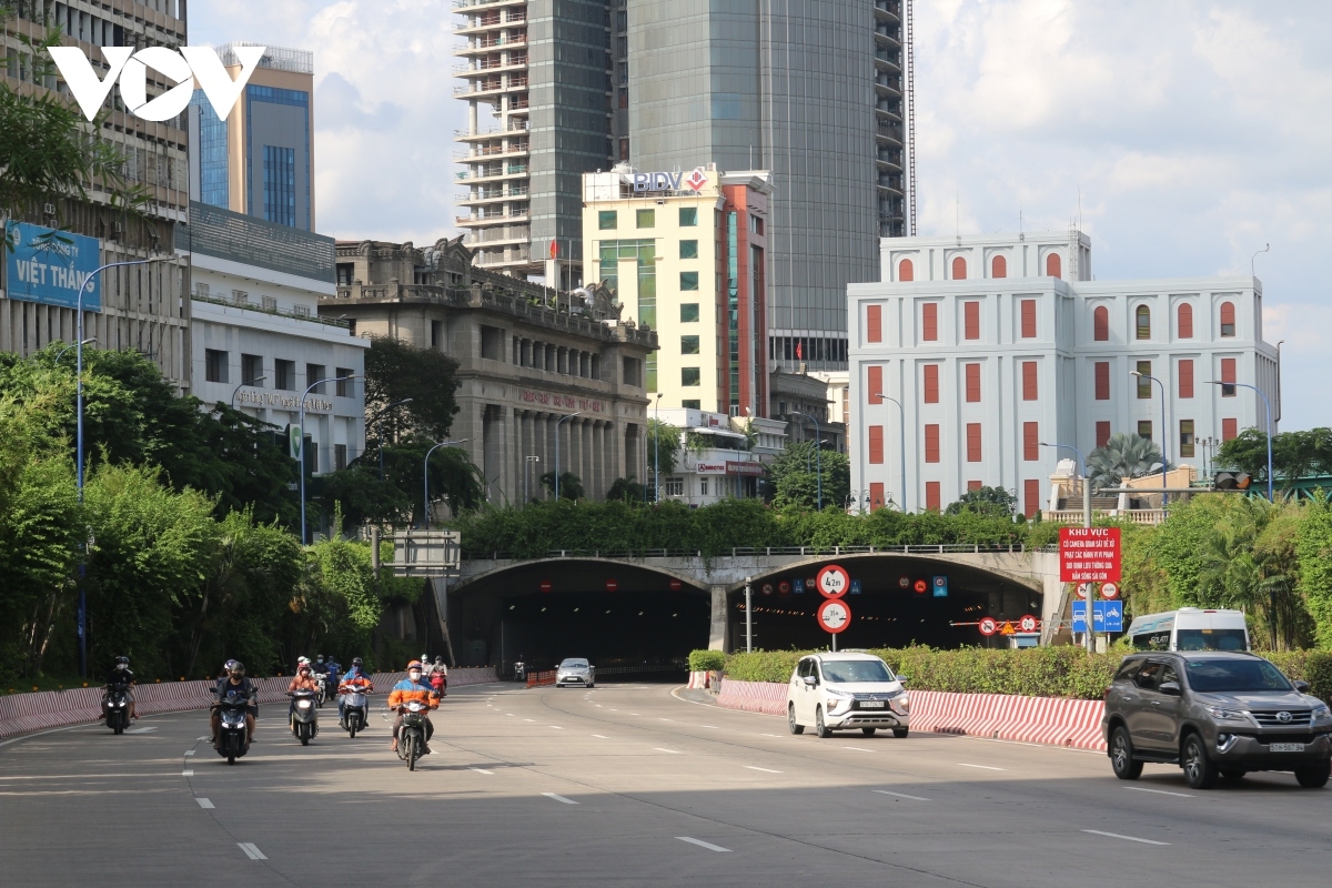 social distancing order leaves hcm city streets empty picture 4