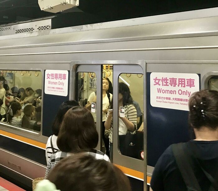 Tàu điện ngầm ở Nhật có khoang dành riêng cho phụ nữ.