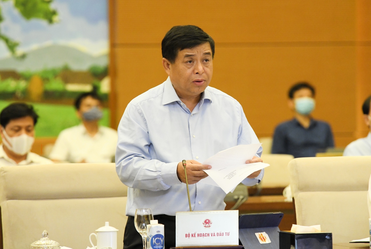 Bộ trưởng Bộ Kế hoạch và đầu tư Nguyễn Chí Dũng báo cáo tại phiên họp Ủy ban Thường vụ Quốc hội. Ảnh: Anh Minh