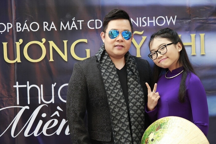 Sau khi đoạt vị trí Á quân The Voice Kids 2013, Mỹ Chi được Quang Lê nhận nuôi và đỡ đầu trong suốt 7 năm.