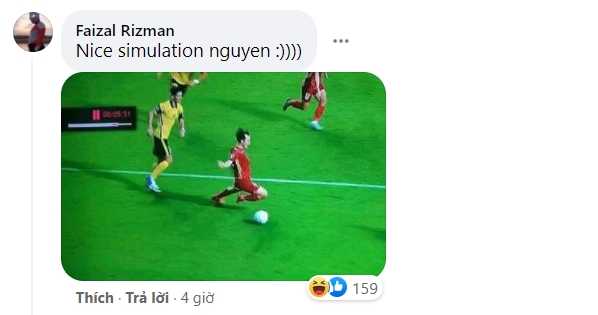 Một trong những CĐV Malaysia lên tiếng cho rằng Văn Toàn ăn vạ. (Ảnh: FB).