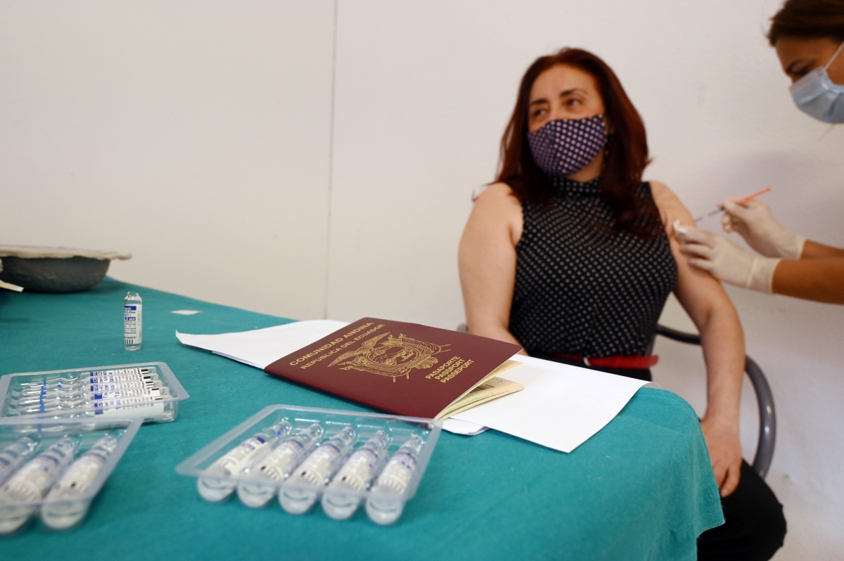 Một người Argentina nhận mũi tiêm ngừa Covid-19, theo chương trình tiêm vaccine cho du khách tại San Marino. Nguồn: Reuters