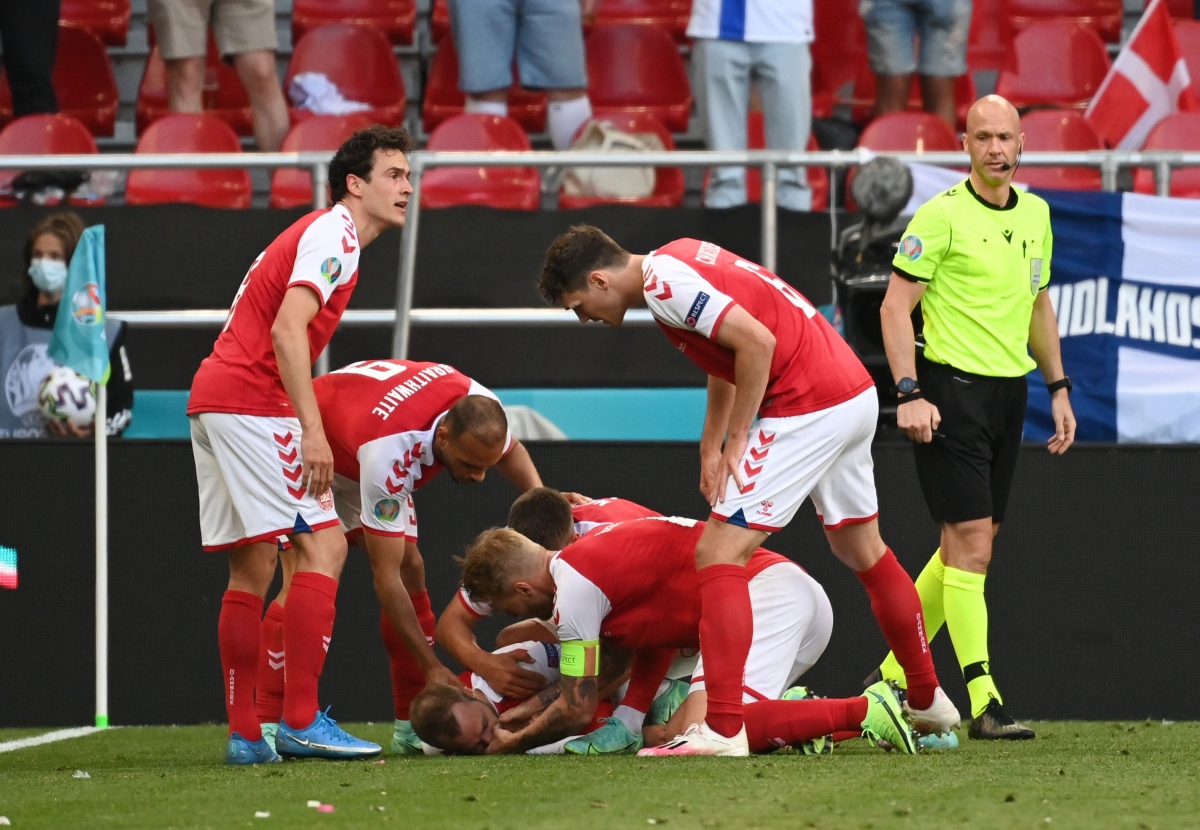 Eriksen có dấu hiệu bị đột quỵ và bất ngờ đổ gục xuống sân và trận đấu đang bị gián đoạn. (Ảnh: Reuters).