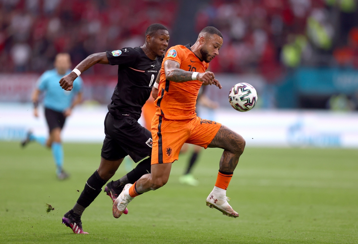 Alaba "để xổng" Depay. (Ảnh: Reuters)