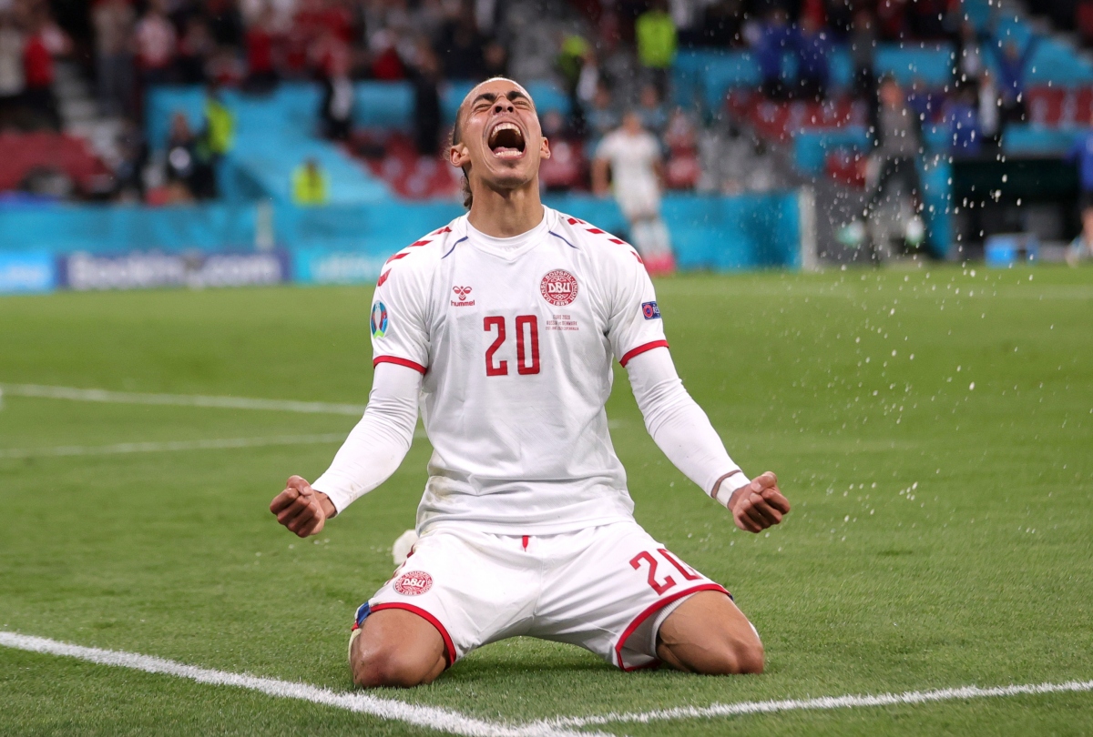 Cả 2 bàn thắng của Poulsen ở EURO 2021 đều tới sau sai lầm của đối phương. (Ảnh: Reuters)