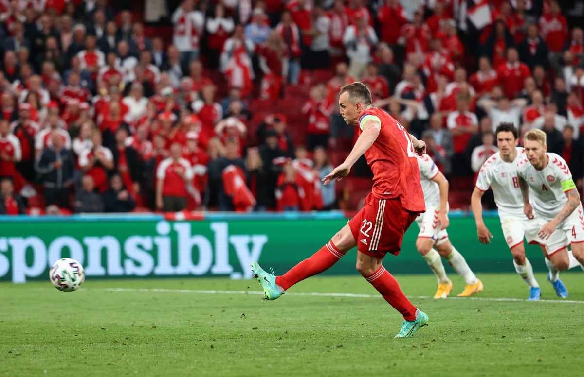 Dzyuba rút ngắn tỷ số cho Nga từ chấm 11m. (Ảnh: Reuters)