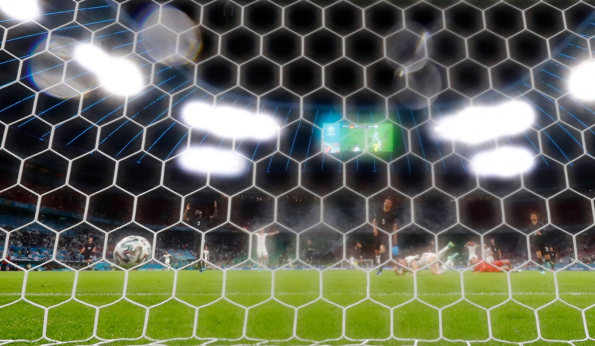 Schafer nâng tỷ số lên 2-1 cho Hungary. (Ảnh: Reuters)