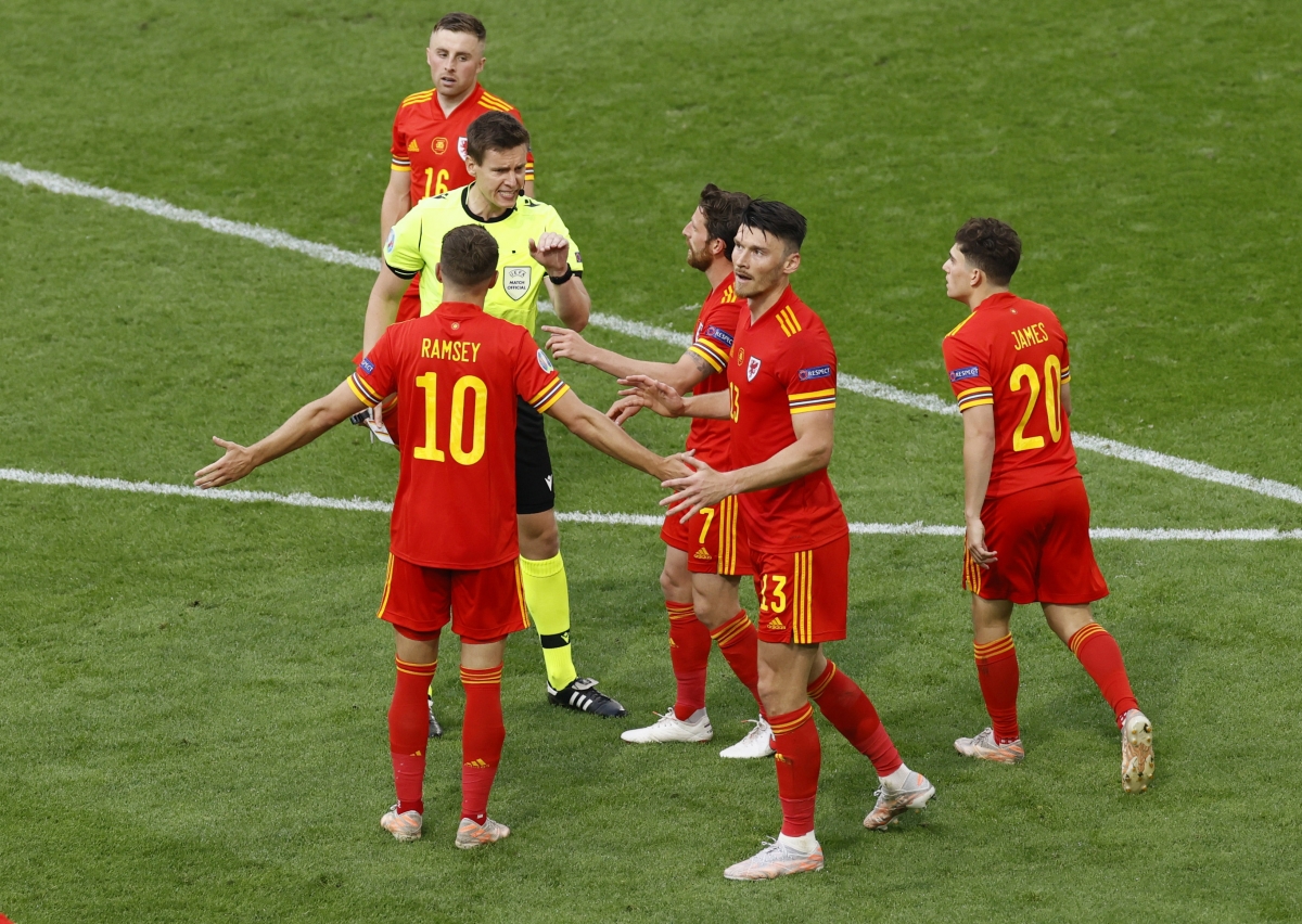 Các cầu thủ Xứ Wales cho rằng trước đó Kjaer đã phạm lỗi với Moore nhưng VAR vào cuộc và vẫn công nhận bàn thắng. (Ảnh: Reuters)