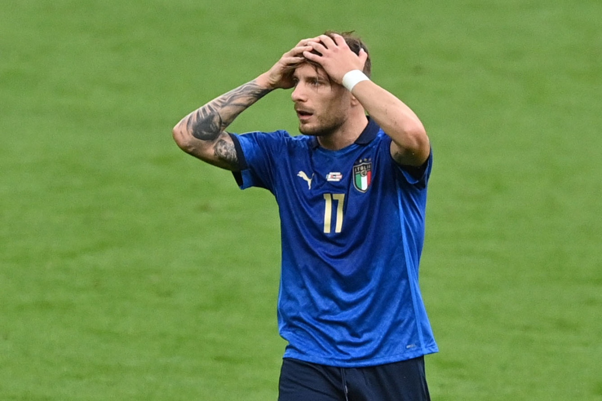 Ciro Immobile tiếc nuối vì bị xà ngang từ chối bàn thắng (Ảnh: Reuters).