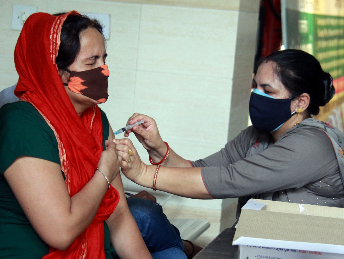 Một người dân tại bang Haryana, Ấn Độ tiêm chủng vaccine Covid-19 (ANI)