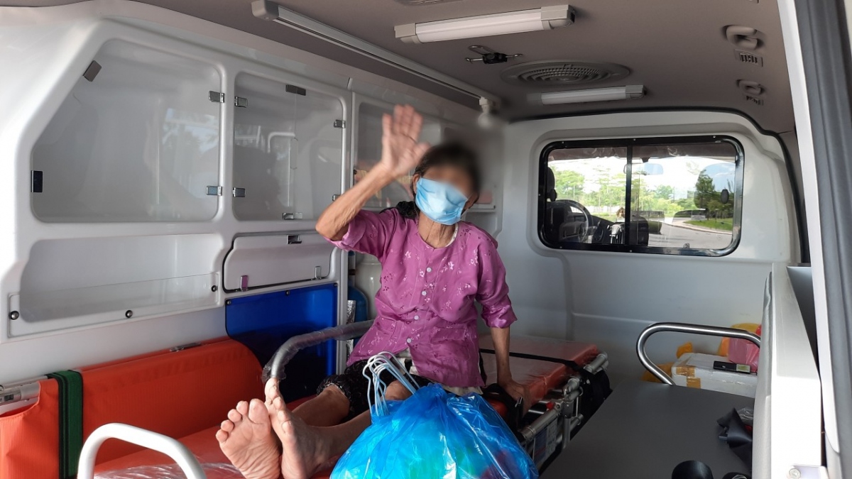 Cụ bà 79 tuổi ở Chương Mỹ, Hà Nội được ra viện sau khi điều trị khỏi COVID-19.