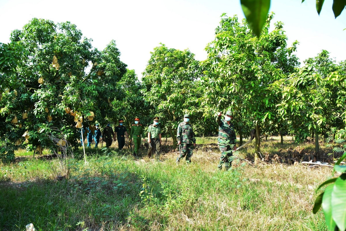 an giang duy tri hon 1.700 can bo ngan chan nhap canh trai phep hinh anh 2