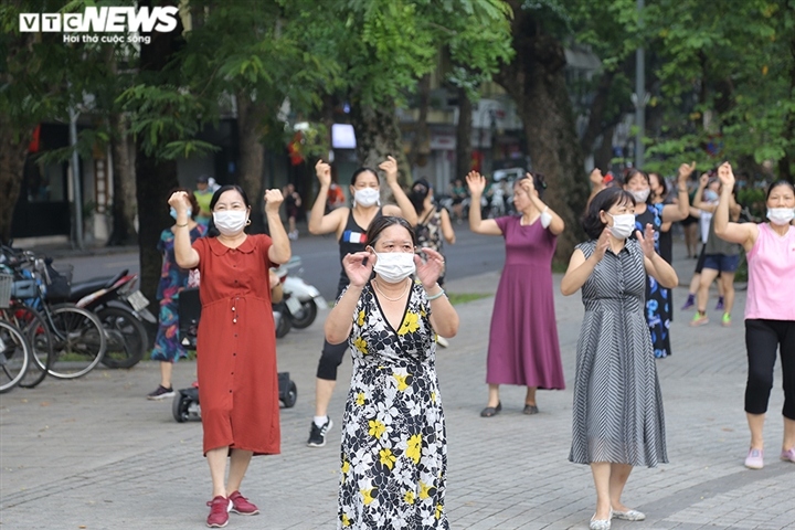 hanoians abide by anti-pandemic measures as outdoor activities resumed picture 2 hanoians abide by anti-pandemic measures as outdoor activities resumed picture 2