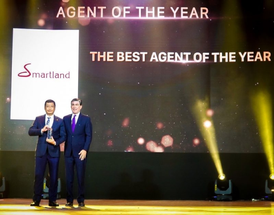 Ông Đặng Quốc Việt - TGĐ Smartland (trái) nhận giải thưởng “Đại lý xuất sắc nhất năm 2020” dự án The River Thu Thiem