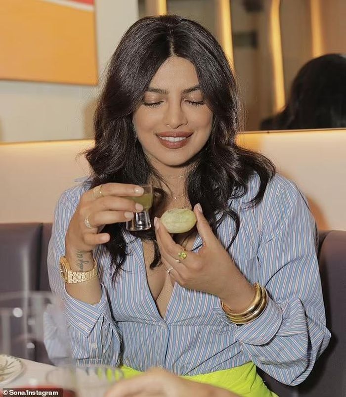 hoa hau priyanka chopra dien mot khong noi y, khoe nguc day goi cam hinh anh 3