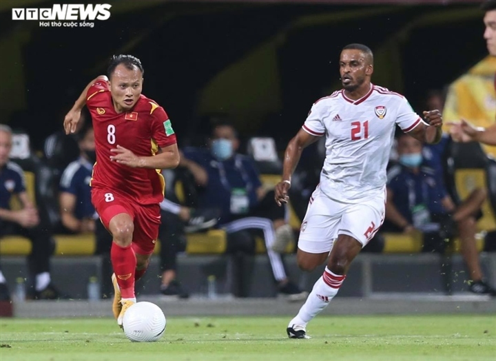 Trọng Hoàng trở lại nhưng không giúp hàng thủ Việt Nam đứng vững trước UAE. (Ảnh: L.T)