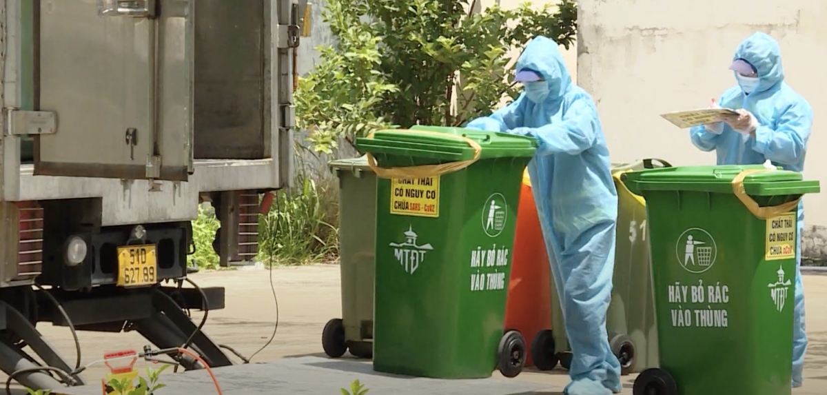 Rác thải nguy cơ, sau khi khử khuẩn được chuyển lên xe thu gom