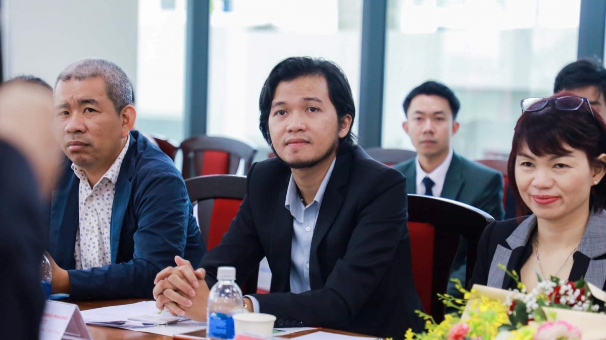 Ông Nguyễn Trần Hoàng Phương (ở giữa) - Giám đốc Công ty Golden Smile Travel tại một hội nghị trước khi dịch bệnh bùng phát.