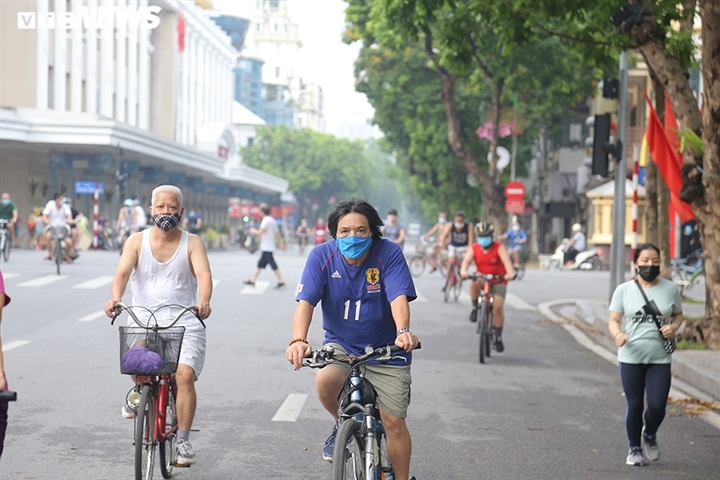 hanoians abide by anti-pandemic measures as outdoor activities resumed picture 4 hanoians abide by anti-pandemic measures as outdoor activities resumed picture 4