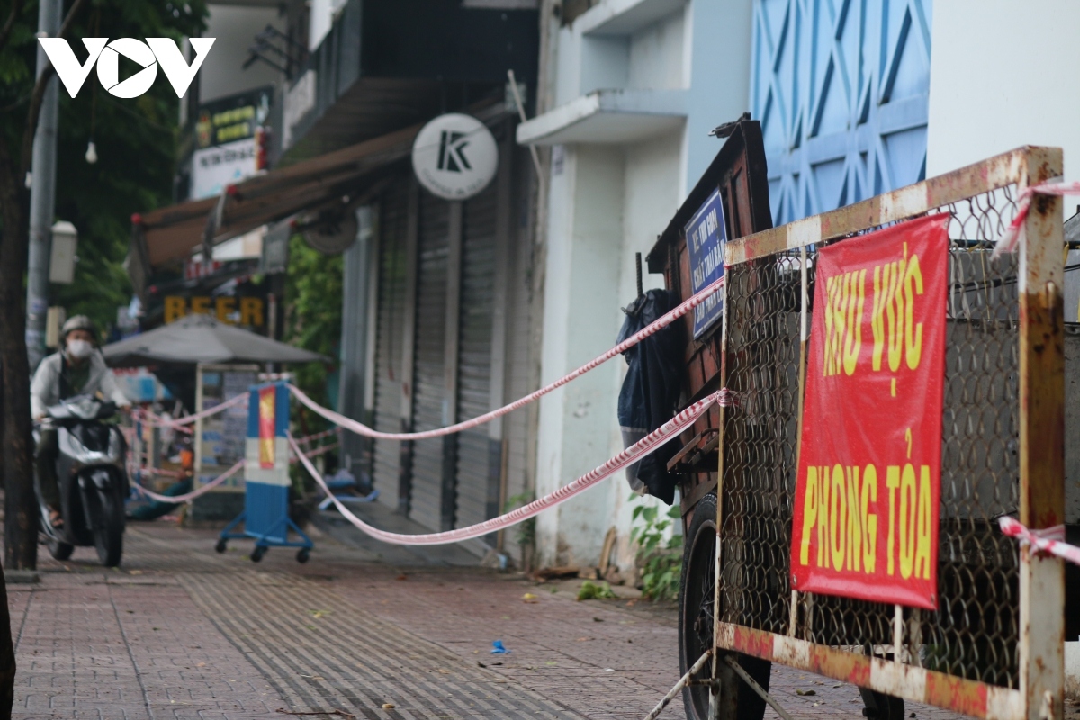 social distancing order leaves hcm city streets empty picture 6