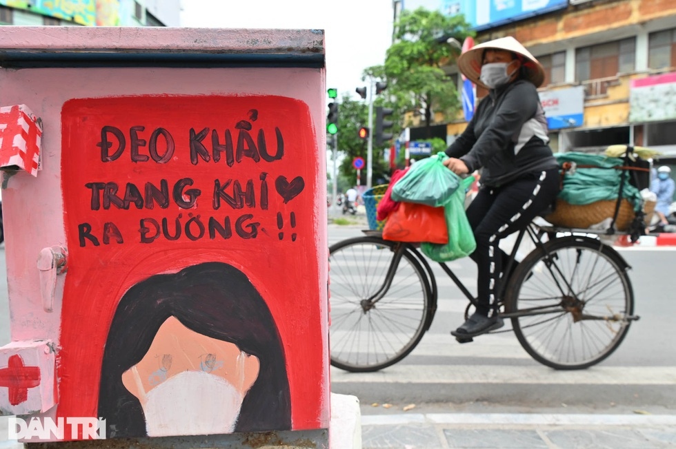 paintings on electricity boxes encourage people to fight covid-19 picture 6