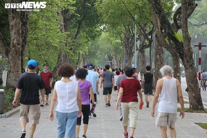 hanoians abide by anti-pandemic measures as outdoor activities resumed picture 7