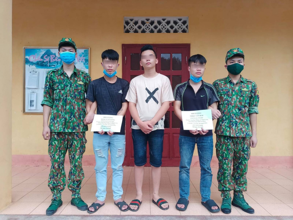 bat giu nhom doi tuong dua nguoi trai phep qua bien gioi tai cao bang hinh anh 1