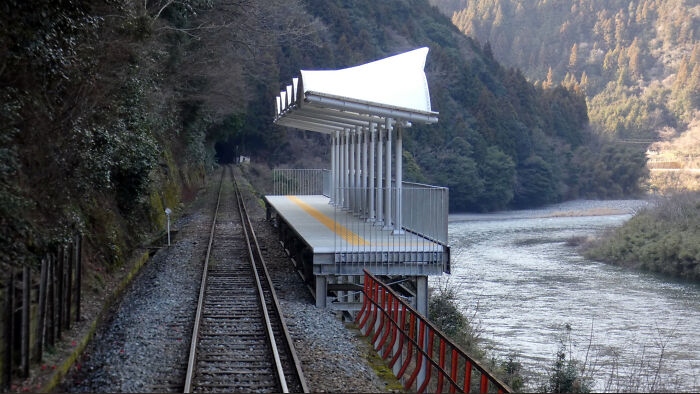 Trạm dừng tàu hỏa này ở Nhật Bản không có lối vào hay lối ra, nó chỉ được đặt ở đó để mọi người có thể dừng lại giữa hành trình và chiêm ngưỡng phong cảnh.