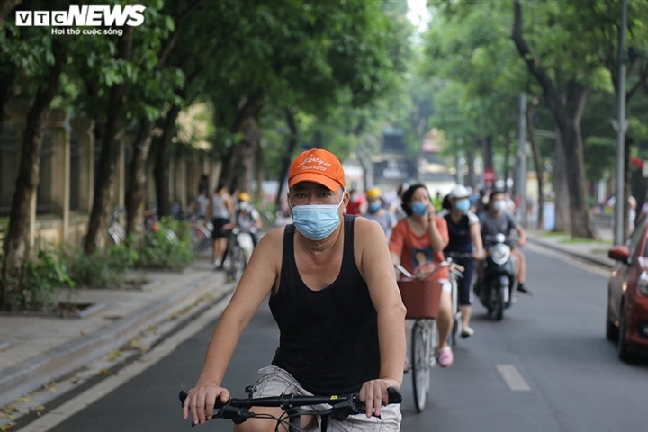 hanoians abide by anti-pandemic measures as outdoor activities resumed picture 8 hanoians abide by anti-pandemic measures as outdoor activities resumed picture 8